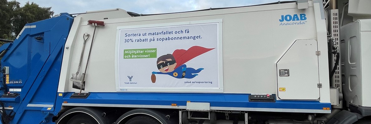Flexsign levererar nya reklam lösningar till sopbilar hos Ystad kommun