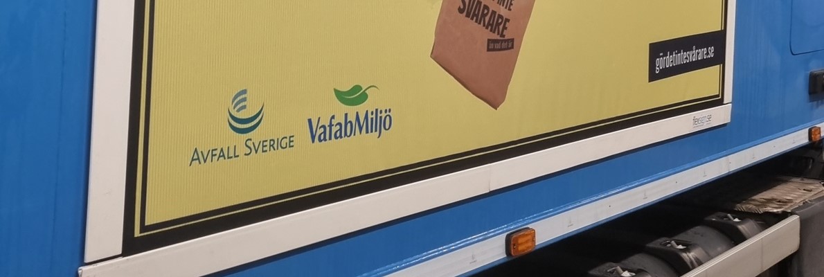 Ny Avfall Sverige kampanje på avfallsbilar hos VAFAB i Västerås med Flexsign reklam