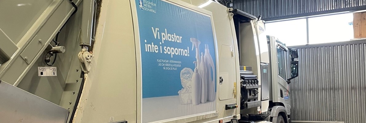I Stockholm plaster de inte i soporna - ny SVOA kampanje på avfallsbilar