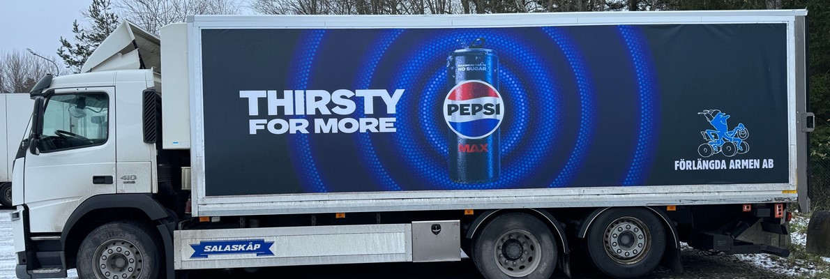 Nyt Pepsi-logo installerad på Flexsign lastbilar från Carlsberg i Sverige