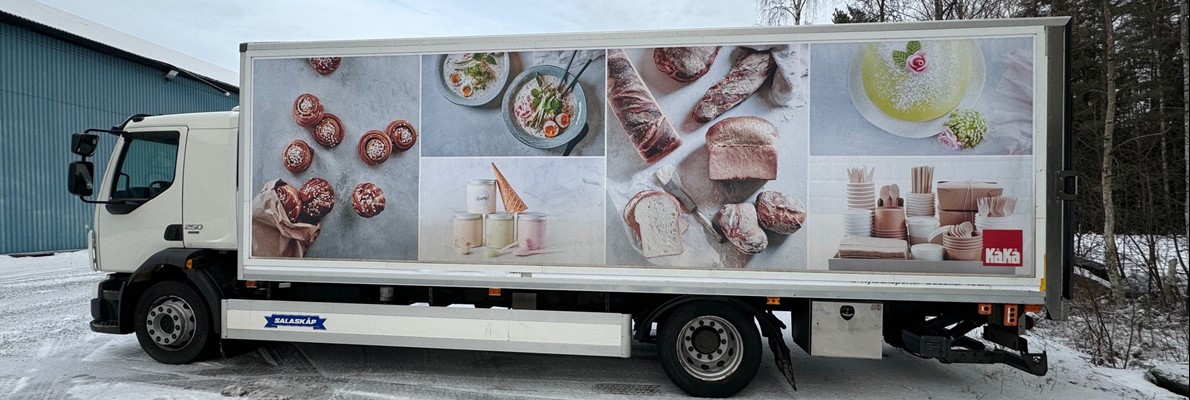 Flexsign leverar nye KåKå lastbilar i Stockholm nye reklam
